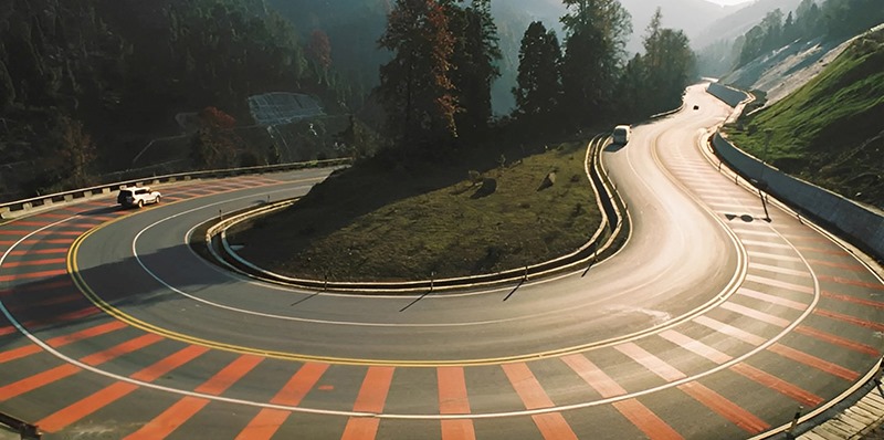 弯路行驶不能猛踩刹车